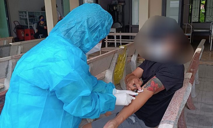 Nhân viên Trung tâm Y tế huyện Hiệp Hòa điều trị cho các trường hợp có nguy cơ lây nhiễm bệnh bạch hầu cao - Ảnh: HIỆP HÒA Nhân viên Trung tâm Y tế huyện Hiệp Hòa điều trị cho các trường hợp có nguy cơ lây nhiễm bệnh bạch hầu cao - Ảnh: HIỆP HÒA