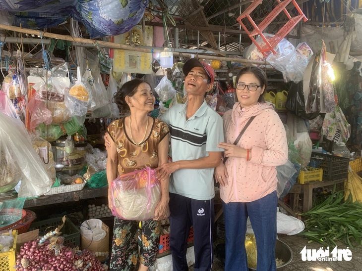 Chàng khờ đoàn tụ sau 18 năm lưu lạc: Khi lòng tốt lan nhanh theo mạng xã hội- Ảnh 2. Anh Chung và chị ruột tặng quà cảm ơn các tiểu thương nơi xóm chợ phường 6, Trà Vinh đã cưu mang anh, để trở về Đà Nẵng - Ảnh: Gia đình cung cấp