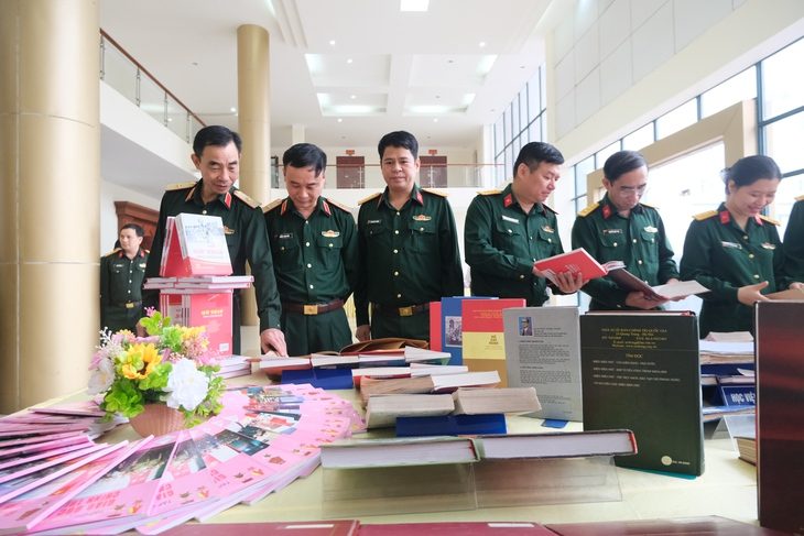 Chiến thắng Điện Biên Phủ thể hiện đặc sắc ‘nghệ thuật quân sự Việt Nam’- Ảnh 1. Các đại biểu xem tư liệu lịch sử tại hội thảo khoa học với chủ đề 'Chiến thắng Điện Biên Phủ - Giá trị lịch sử và tầm vóc thời đại' - Ảnh: HÀ THANH