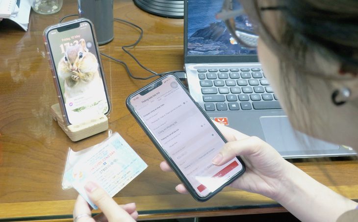 Người dân đăng ký tạm trú online trên app của VNeID - Ảnh: T.T.D. Người dân đăng ký tạm trú online trên app của VNeID - Ảnh: T.T.D.