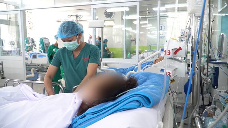 Bệnh nhân hôn mê, mất 6 lít máu sau hút mỡ, thẩm mỹ tại hai cơ sở y tế - Ảnh 1. Nữ bệnh nhân bị tai biến thẩm mỹ sau hút mỡ đang được điều trị tại Bệnh viện Chợ Rẫy (TP.HCM) - Ảnh: Bệnh viện cung cấp
