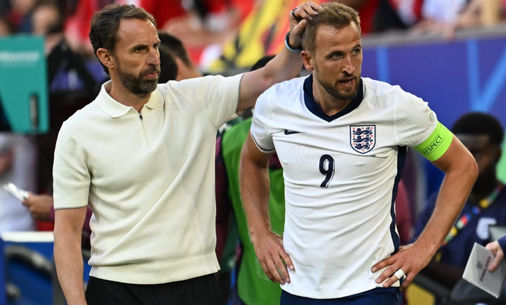 Các tuyển thủ Anh lên tiếng bênh vực đội trưởng Harry Kane- Ảnh 1. Đội trưởng Anh Harry Kane (phải) trong trận thắng Thụy Sĩ - Ảnh: GETTY IMAGES
