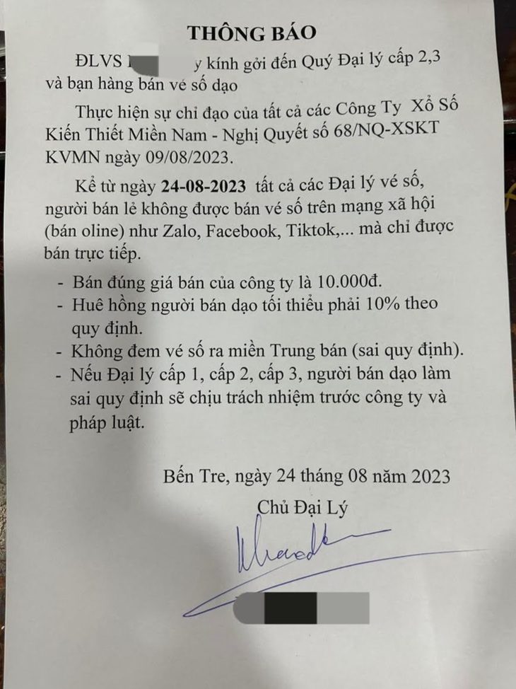Cấm bán vé số online từ hôm nay - Ảnh 1. Thông báo của một đại lý vé số yêu cầu không được bán vé số online kể từ ngày 24-8 - Ảnh: C.T.