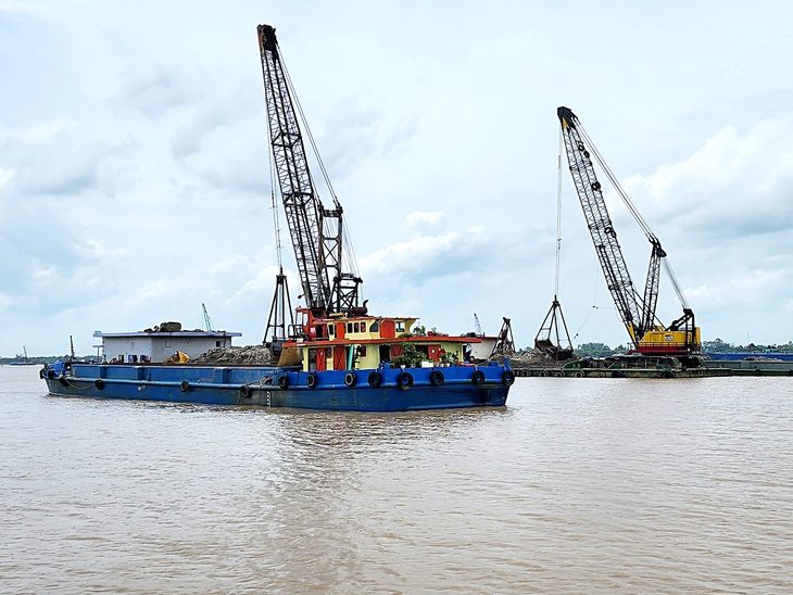 Hàng chục xáng cạp neo, gác cần tại mỏ cát của Công ty Trung Hậu sau khi bị Bộ Công an triệt phá - Ảnh: BỬU ĐẤU Hàng chục xáng cạp neo, gác cần tại mỏ cát của Công ty Trung Hậu sau khi bị Bộ Công an triệt phá - Ảnh: BỬU ĐẤU