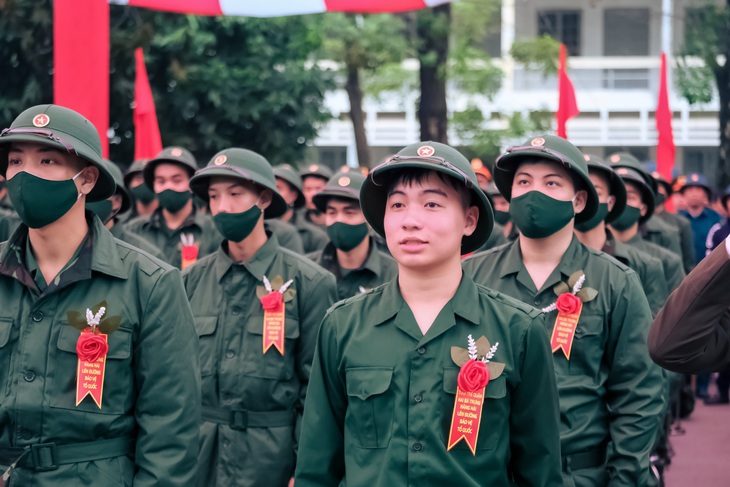Bộ Quốc phòng phản hồi về kiến nghị phúc tra sức khỏe nghĩa vụ quân sự- Ảnh 1. Nam thanh niên ở Hà Nội lên đường thực hiện nghĩa vụ quân sự năm 2022 - Ảnh: NAM TRẦN